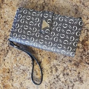 GUESS Smartphone Wristlet